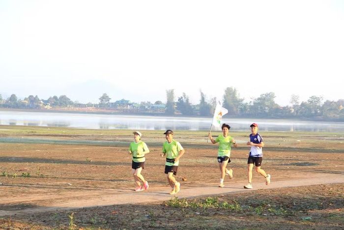  Những lá cờ của Năm Du lịch Quốc gia 2026 tung bay trên đường chạy. Ảnh: Hoàng Hoài 