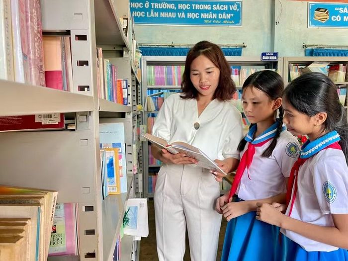  Sự phối hợp giữa thư viện công cộng và thư viện nhà trường giúp đa dạng nguồn tri thức, nâng cao kỹ năng tìm kiếm và sử dụng thông tin cho học sinh. Ảnh: Lam Nguyên 