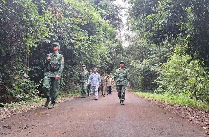  Đoàn viên, thanh niên Đồn Biên phòng tỉnh Gia Lai tuần tra trên biên giới. Ảnh: T.D 