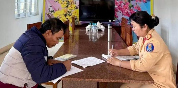  Trạm CSGT Tuy Phước lập biên bản xử lý vi phạm hành chính đối với tài xế N.Đ.Đ. (SN 1977, xã Phù Cát) đã có hành vi điều khiển ô tô vượt rào chắn đường ngang khi thanh chắn đang dịch chuyển. Ảnh: K.A 
