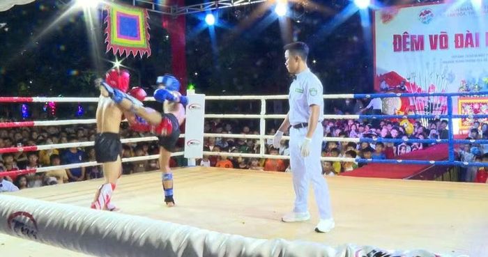Các võ sĩ thi đấu sôi nổi tại Đêm võ đài Bình Định, cống hiến những màn so tài hấp dẫn cho khán giả. Ảnh: Hồ Hậu