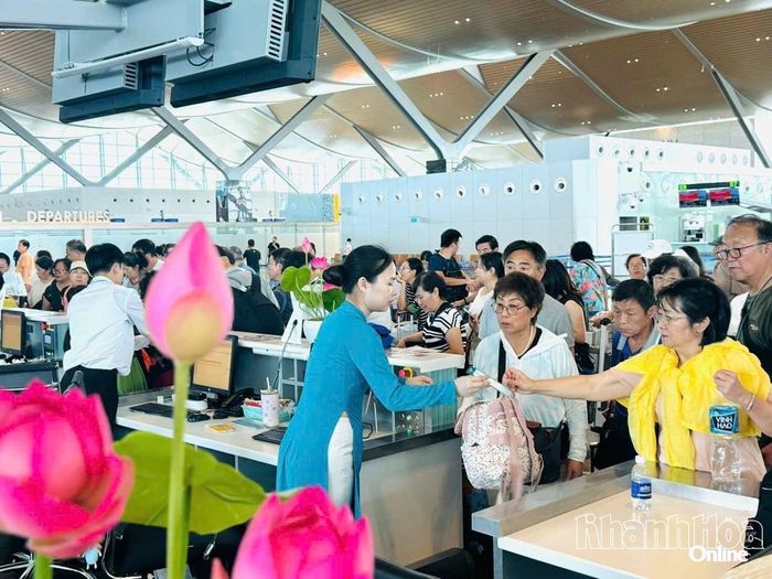 Khách quốc tế làm thủ tục tại Nhà ga quốc tế Cảng hàng không Cam Ranh.