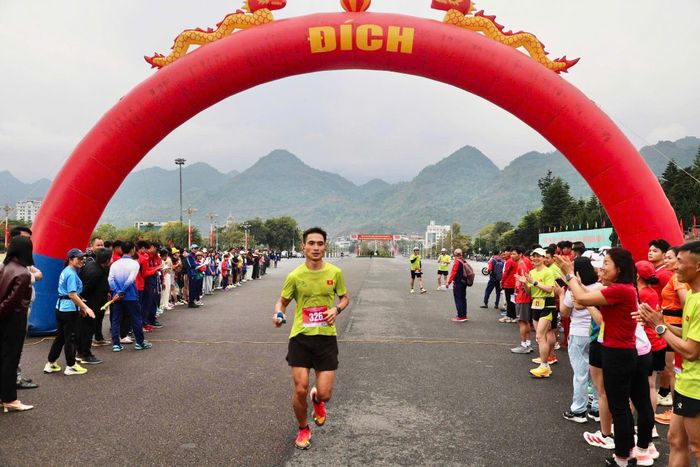 Vận động viên về đích dưới sự cổ vũ của đông đảo người dân.