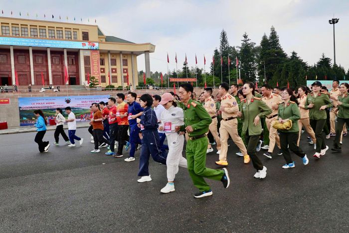  Đại biểu, công chức, viên chức, lực lượng vũ trang và các tầng lớp Nhân dân đã tham gia chạy hưởng ứng cự ly 1km.