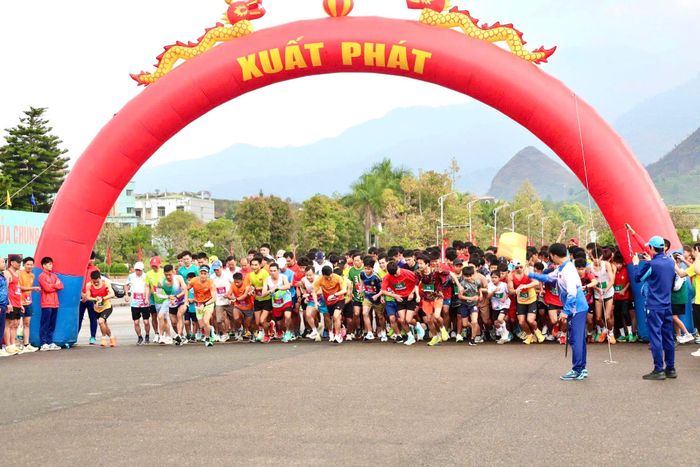 Vận động viên cùng xuất phát tham gia chạy ở các cự ly.