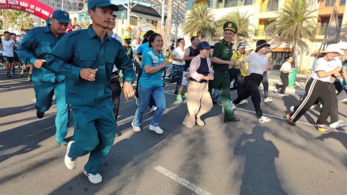 Chạy 2 km trong lễ phát động “Ngày chạy Olympic vì sức khỏe toàn dân - Vì an ninh Tổ quốc” năm 2026 tại phường Tiến Thành