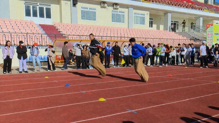 Các vận động viên thi nhảy bao bố