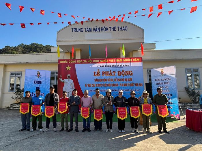 Trao cờ lưu niệm cho các đơn vị tham gia