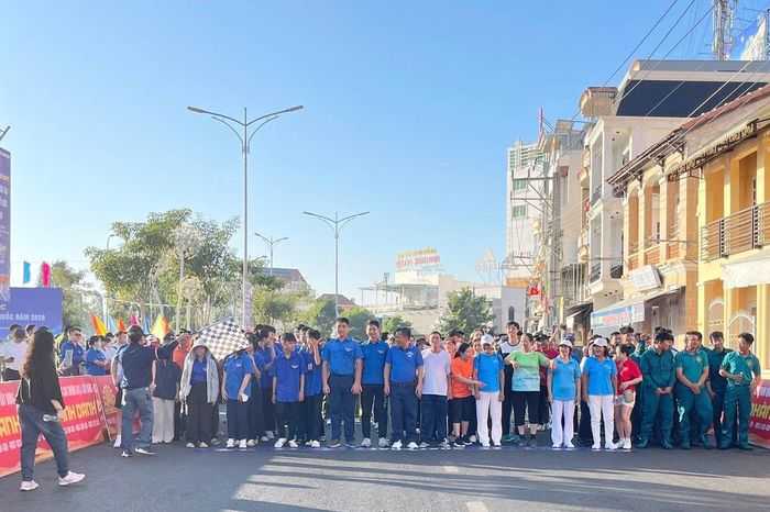 Đông đảo các lực lượng, người dân tham gia chạy hưởng ứng