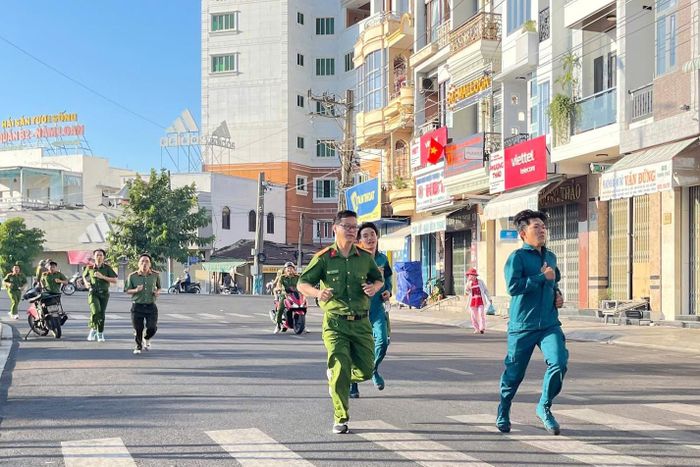 Lực lượng vũ trang phường Phan Thiết tham gia chạy hưởng ứng