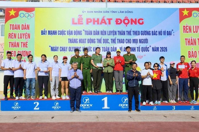 Khen thưởng cho các đội có thành tích thi đấu tốt