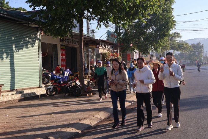 Đông đảo cán bộ, công chức, viên chức, người lao động và Nhân dân tham gia hưởng ứng Ngày chạy Olympic