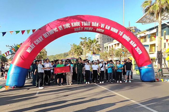 Chuẩn bị tham gia chạy lễ phát động “Ngày chạy Olympic vì sức khỏe toàn dân – Vì an ninh Tổ quốc” năm 2026 tại phường Tiến Thành