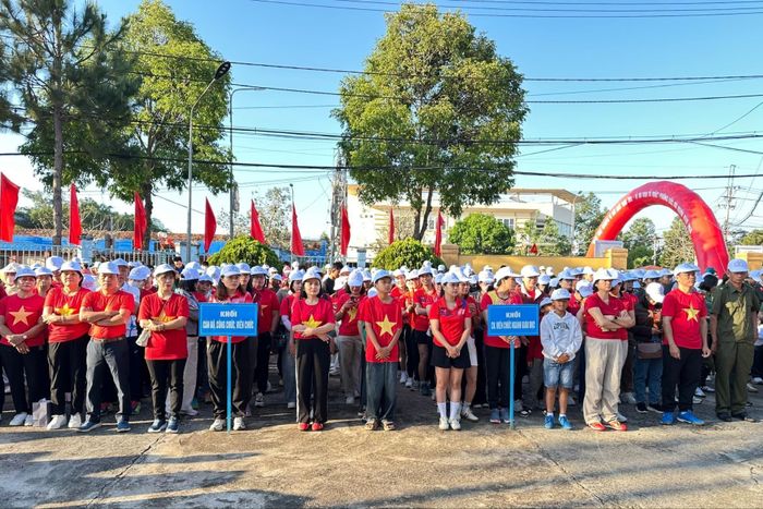 Gần 1.000 người là cán bộ, công chức, lực lượng vũ trang, đoàn viên thanh niên, học sinh và Nhân dân trên địa bàn phường tham gia lễ phát động