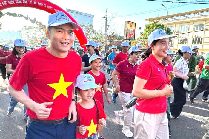 Đông đảo người dân hào hứng tham gia Ngày chạy Olympic vì sức khỏe toàn dân