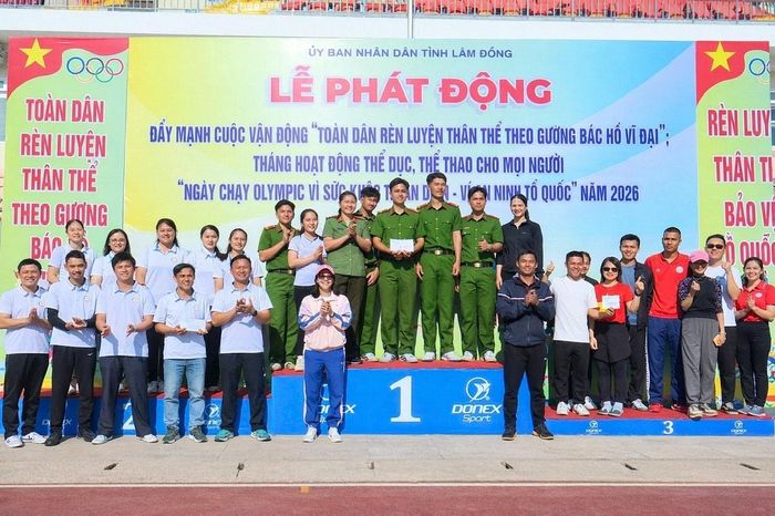 Trao giải cho các đội đạt thành tích xuất sắc trong các nội dung thi đấu
