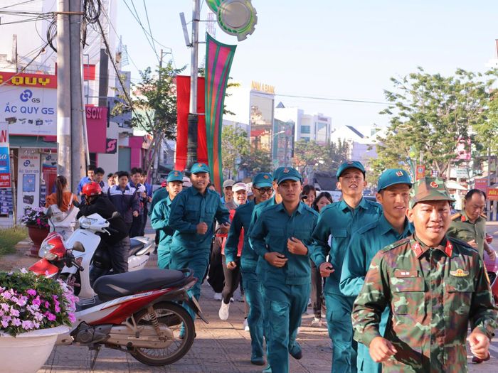 Đông đảo các lực lượng, người dân trên địa bàn tham gia chạy hưởng ứng