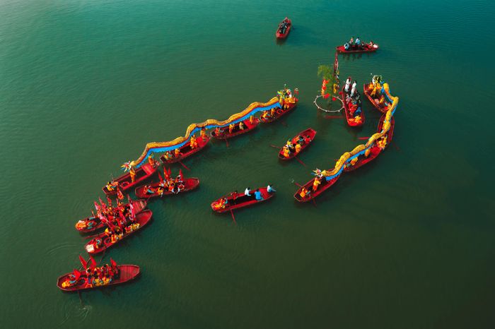 Lễ rước nước trên sông Sào Khê - Nghi thức linh thiêng mang đậm dấu ấn tín ngưỡng dân gian vùng Cố đô, thể hiện sự gắn bó giữa con người với thiên nhiên.