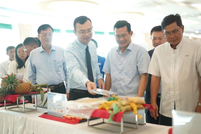 Đại biểu tham quan sản phẩm trưng bày bên lề hội thảo.