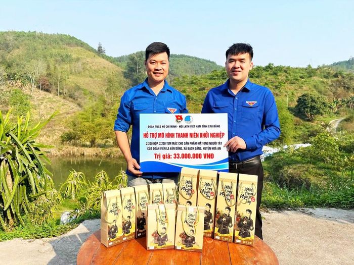 Đại diện Tỉnh Đoàn, Hội Liên hiệp Thanh niên Việt Nam tỉnh hỗ trợ mô hình thanh niên khởi nghiệp của anh La Văn Dũng, xã Bạch Đằng.