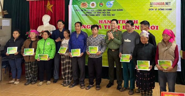 Phòng An ninh nội địa, Công an Thành phố Hà Nội trao quà cho người dân có hoàn cảnh khó khăn xóm Văn Thụ, xã Nam Tuấn.