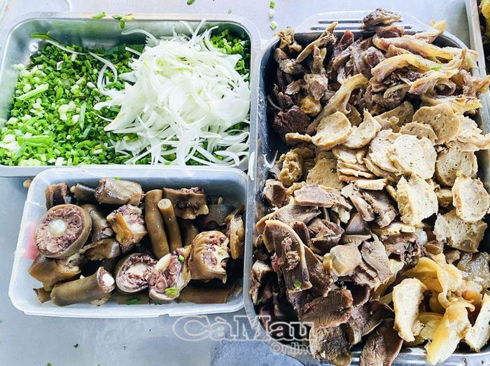 Topping phong phú, điểm nhấn hấp dẫn của phở khô biến tấu.