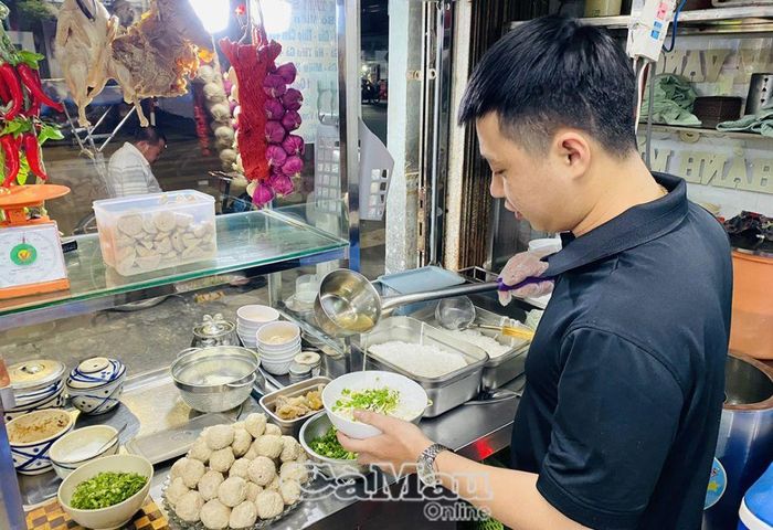 Nước dùng nóng hổi, thơm phức làm dậy vị phở tái mềm, ngọt.