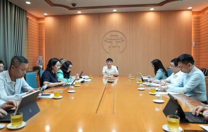 Phó Chủ tịch UBND thành phố Hà Nội Nguyễn Xuân Lưu chủ trì cuộc họp về việc thông tin, truyền thông dự thảo Luật Thủ đô (sửa đổi) ngày 19-3. Ảnh: Hồng Thái