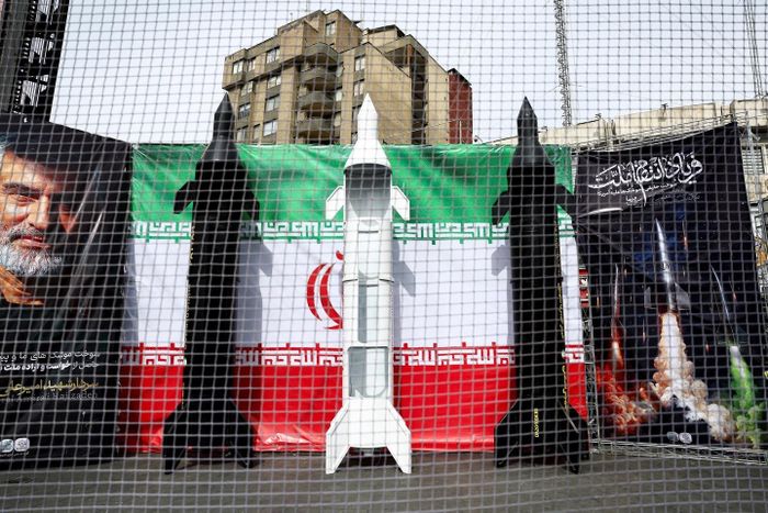 Các mô hình tên lửa Iran được trưng bày trên một con phố ở Tehran vào ngày 22/3. Ảnh: Reuters