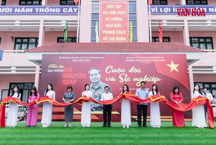 Cắt băng khai mạc triển lãm