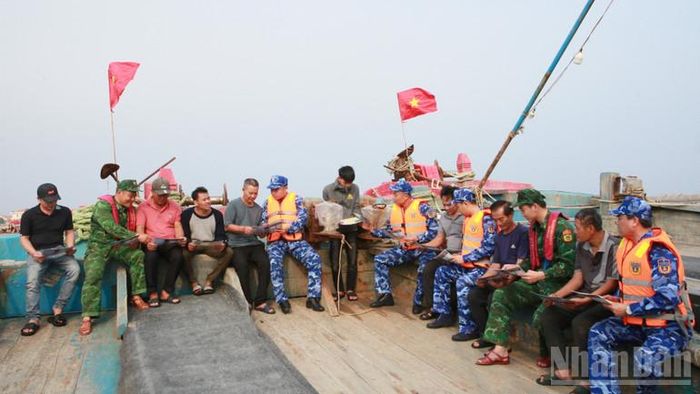 Đoàn viên thanh niên các lực lượng phát tờ rơi tuyên truyền chống khai thác hải sản bất hợp pháp, không báo cáo và không theo quy định (IUU) cho các chủ phương tiện tàu cá trên đảo Bạch Long Vĩ.