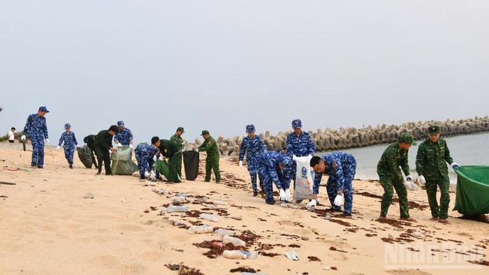 Đoàn viên thanh niên Đoàn Đặc nhiệm số 1 và Hải đoàn Biên phòng 38 làm sạch bãi biển tại đặc khu Bạch Long Vĩ, thành phố Hải Phòng.