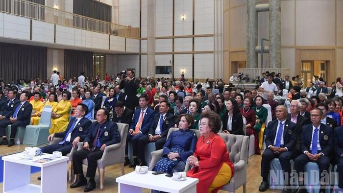 Hàng trăm kiều bào Việt Nam tại Thái Lan tham dự buổi tọa đàm. (Ảnh: MINH THẮNG)