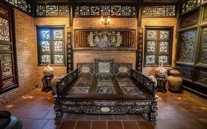 Riêng chiếc giường ngủ từng được anh tiết lộ có giá khoảng 2,3 tỷ đồng. Ảnh: FB Hoàng Minh Bùi