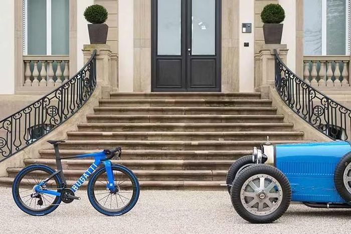 Bugatti vừa giới thiệu mẫu xe đạp Factor One, đánh dấu sự hợp tác giữa hãng xe siêu sang Pháp và một nhà sản xuất xe đạp tại Anh. Đây là sản phẩm được định vị ở phân khúc cao cấp, hướng đến nhóm khách hàng sưu tầm.
