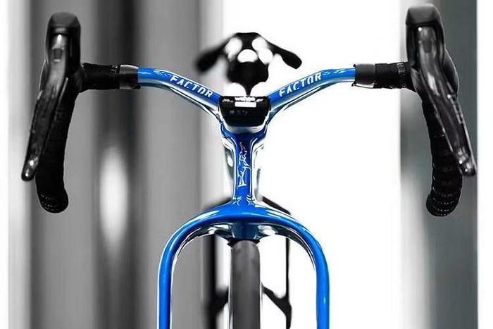 Bugatti Factor One sử dụng sợi carbon làm vật liệu chính nhằm tối ưu khối lượng. Mẫu xe được phát triển dựa trên tiêu chuẩn của các dòng xe đạp đường trường hiệu suất cao, tuân thủ quy định của Liên đoàn Xe đạp Quốc tế (UCI).