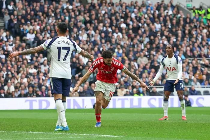 Morgan Gibbs-White, trong thế không bị kèm, đã ghi bàn thắng thứ hai, khiến Tottenham đánh mất tinh thần và sụp đổ..