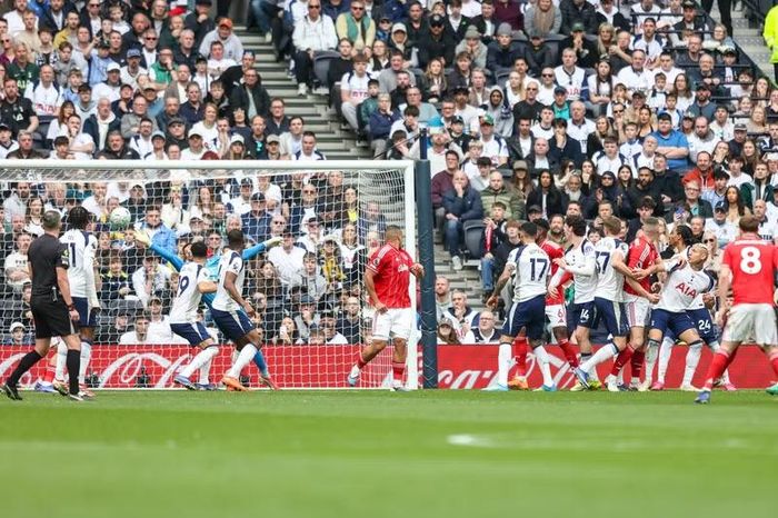 Igor Jesus đánh đầu đưa Nottingham Forest dẫn trước ở phút 45, mang về bàn thắng mở tỷ số quan trọng cho đội khách.