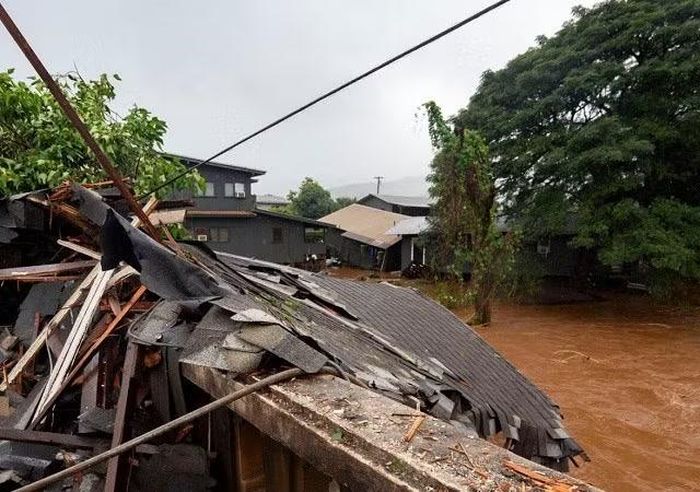 Mưa lớn, gió mạnh từ cơn bão đã gây ra lũ lụt nguy hiểm, sạt lở đất, sụt lún đất, và làm mất điện cho hàng nghìn người trên khắp tiểu bang.