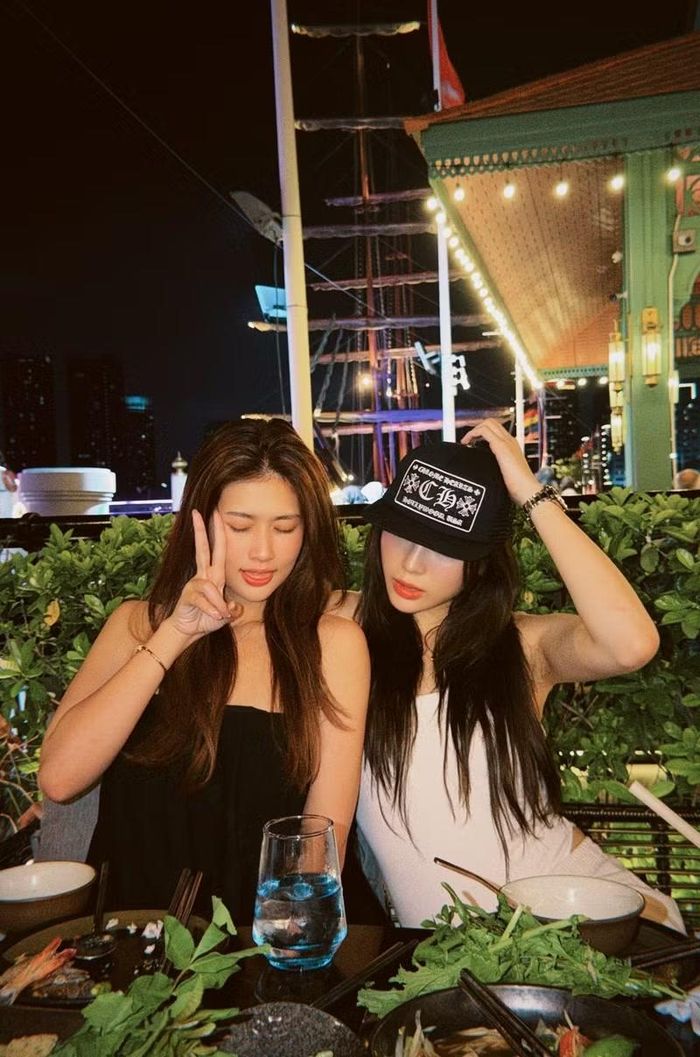 Điều này càng khiến người hâm mộ không khỏi thích thú và tò mò về mối quan hệ giữa hai nàng hậu đình đám.