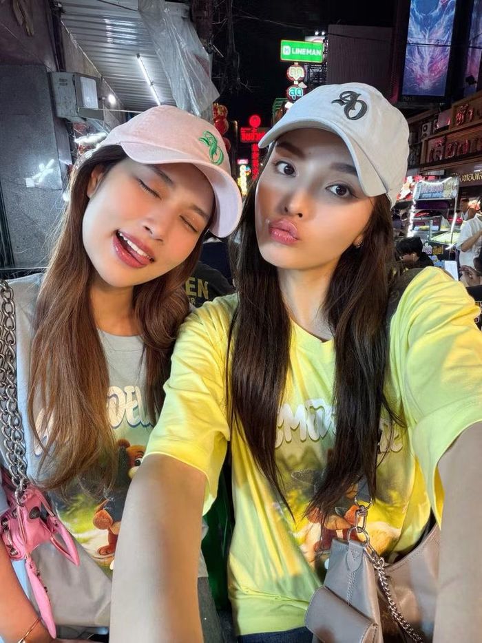 Những bộ trang phục được phối hợp ăn ý từ màu sắc đến kiểu dáng, giúp họ nổi bật ở bất cứ nơi đâu xuất hiện. Chính sự chỉn chu trong hình ảnh đã góp phần tạo nên sức hút riêng cho cặp đôi.