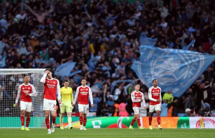 Vẻ đầy thất vọng của các cầu thủ Arsenal khi thua Man City 0-2 ở chung kết Cúp liên đoàn Anh. Tuy nhiên, họ vẫn còn nguyên cơ hội đoạt cú ăn ba mùa 2025-2026.