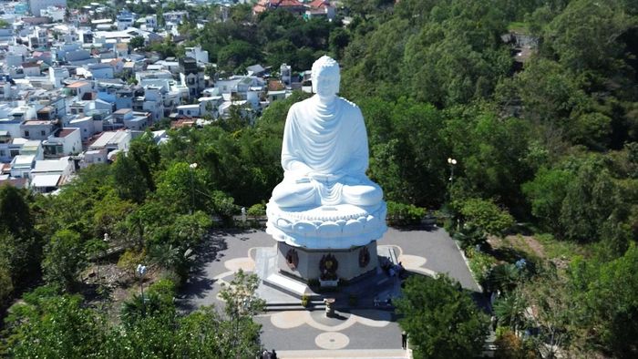 Điểm nhấn nổi bật nhất của chùa là tượng Kim Thân Phật Tổ - pho tượng Phật trắng khổng lồ tọa lạc trên đỉnh đồi Trại Thủy. Từ chân chùa, du khách phải leo qua hơn 150 bậc thang để lên đến tượng.