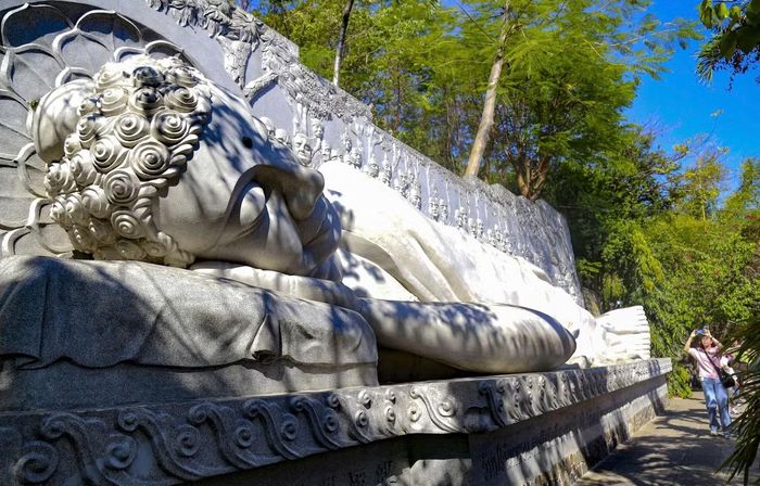 Tại bậc thứ 44, người đến vãn cảnh chùa có thể thấy tượng Phật nhập Niết Bàn dài 17 m, cao 5 m, được xây dựng vào năm 2003. Phía sau tượng là bức phù điêu chạm khắc hình ảnh 49 vị đệ tử túc trực niệm Phật, tạo nên không gian trang nghiêm, đậm chất thiền.