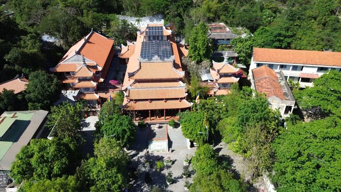 Ngày nay, chùa Long Sơn không chỉ là di tích tôn giáo mà còn là điểm tham quan quen thuộc trong hành trình khám phá Nha Trang. Dù lượng khách ngày càng đông, nơi đây vẫn giữ được sự thanh tịnh vốn có. Nhà chùa thường xuyên nhắc nhở du khách giữ gìn trật tự, vệ sinh, góp phần bảo tồn không gian linh thiêng.