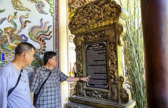 Ông Trần Minh Hoàng - du khách từ TPHCM - cho biết ông ấn tượng với sự yên tĩnh của chùa. “Dù nằm ngay trong phố nhưng không gian ở đây rất khác, rất nhẹ nhàng. Leo lên đến tượng Phật, nhìn xuống thấy Nha Trang rất đẹp và thơ mộng”, ông nói.