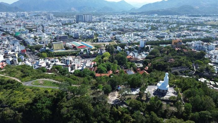 Khi lên đến đỉnh đồi, không gian mở ra rộng lớn. Từ đây, du khách có thể phóng tầm mắt bao quát toàn cảnh Nha Trang với những mái nhà san sát, những con đường uốn lượn và xa xa là màu xanh của biển.
