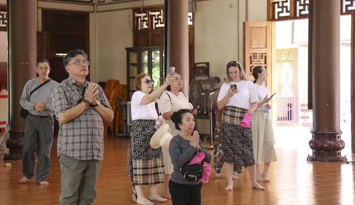 Không chỉ là nơi chiêm bái, chùa Long Sơn còn là điểm đến để tìm lại sự cân bằng trong tâm hồn. Những ngày đầu năm hay dịp lễ, người dân địa phương thường đến đây cầu bình an, may mắn. Nơi đây cũng là địa điểm thu hút đông đảo du khách khi đến Nha Trang.