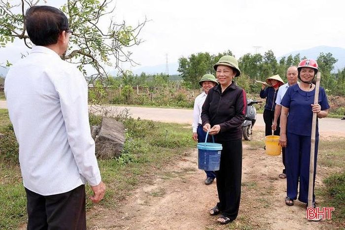 Định kỳ mỗi tháng một lần, các hội viên Hội Người cao tuổi xã Cẩm Lạc lại triển khai phần việc chăm sóc các phần mộ tại nghĩa trang.