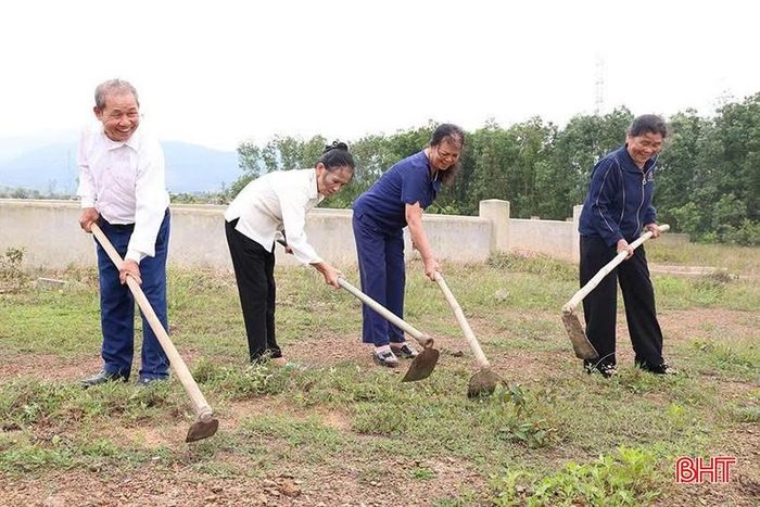 Không quen biết, không họ hàng thân thích, nhưng bằng tấm lòng nhân ái và sự sẻ chia, hội viên Hội Người cao tuổi xã Cẩm Lạc vẫn lặng thầm chăm nom, hương khói cho 1.158 ngôi mộ vô chủ trên địa bàn.